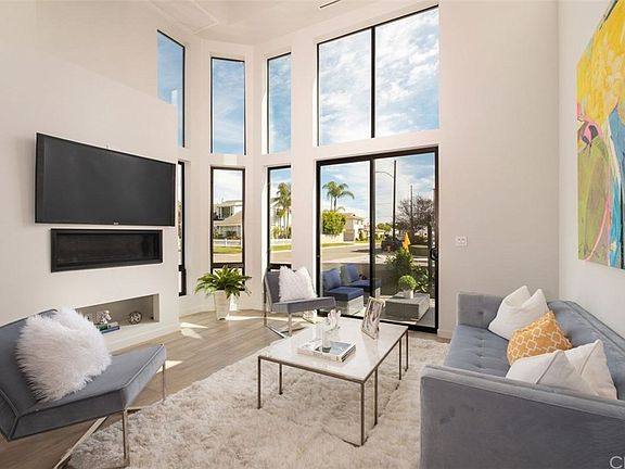 3-story house with roof deck, double-height living room