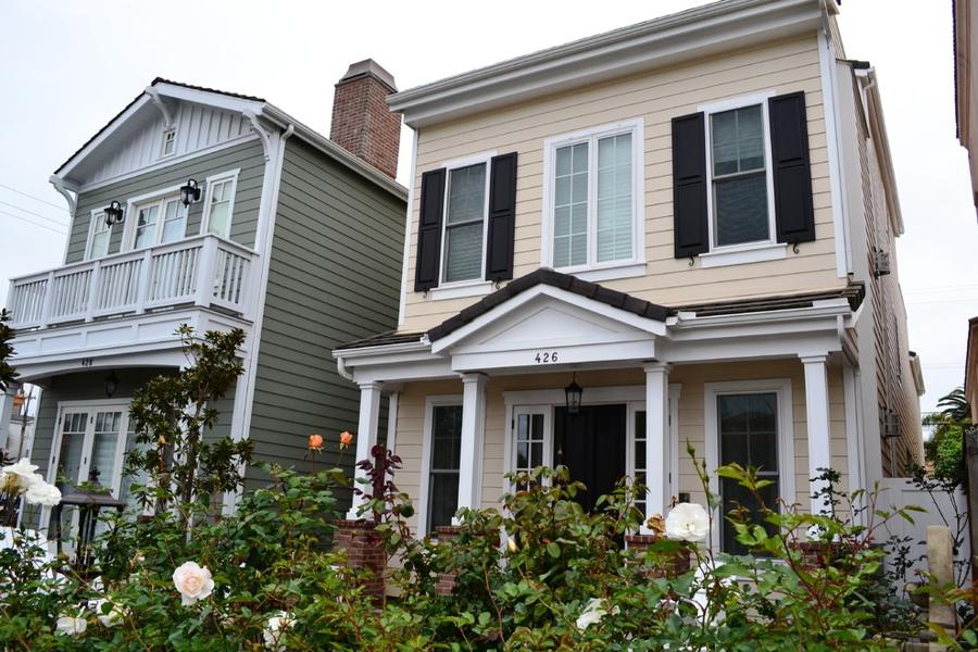 2-story and 3-story houses, front with garden